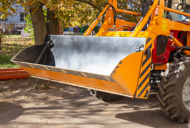 New construction loader with hydraulic bucket jaw for backfill and backfill work